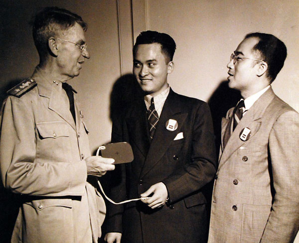  Poon Lim med Den Amerikanske Marinen.